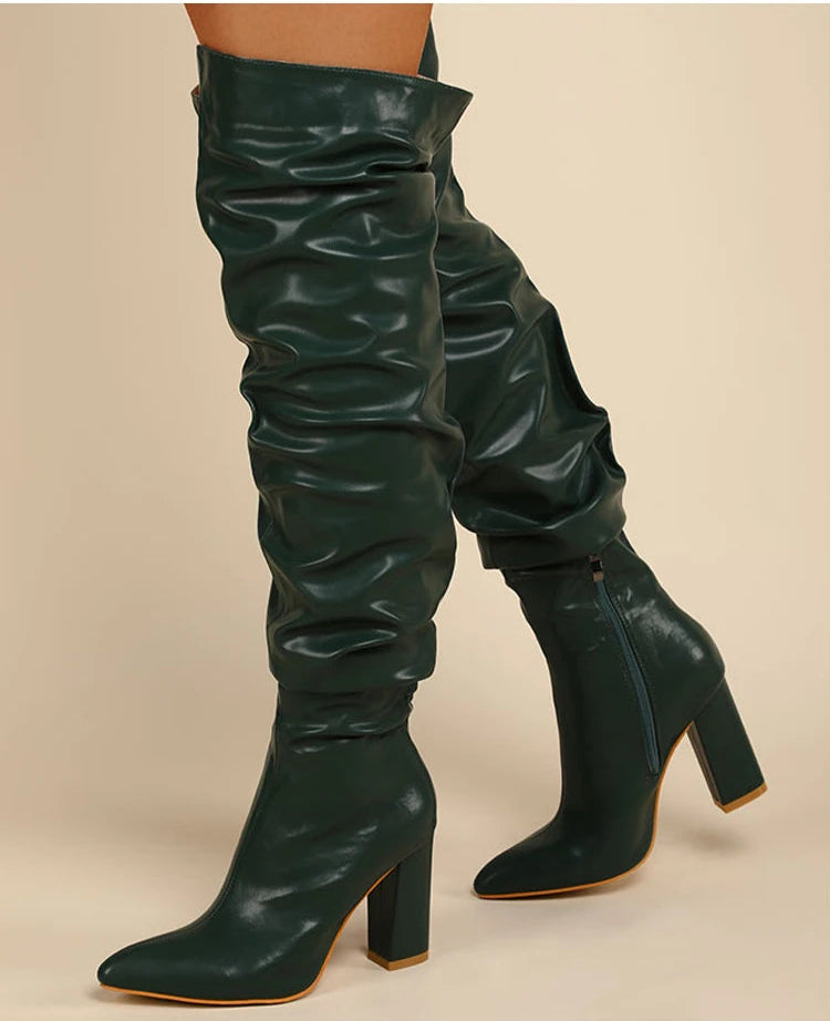 Nord & Sage – Weiße Overknee-Stiefel mit Faltenoptik & Spitzkappe