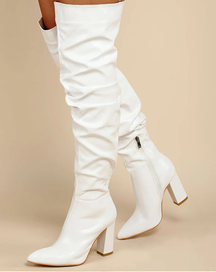 Nord & Sage – Weiße Overknee-Stiefel mit Faltenoptik & Spitzkappe