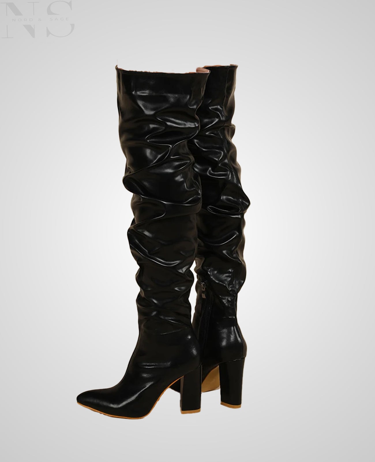 Nord & Sage – Weiße Overknee-Stiefel mit Faltenoptik & Spitzkappe