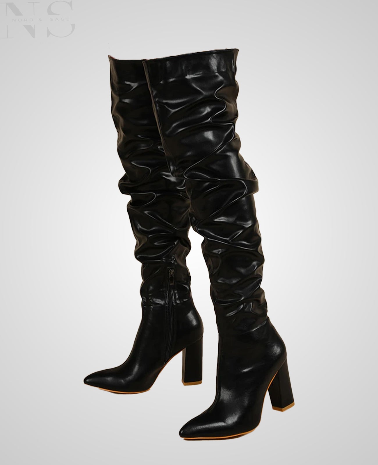 Nord & Sage – Weiße Overknee-Stiefel mit Faltenoptik & Spitzkappe