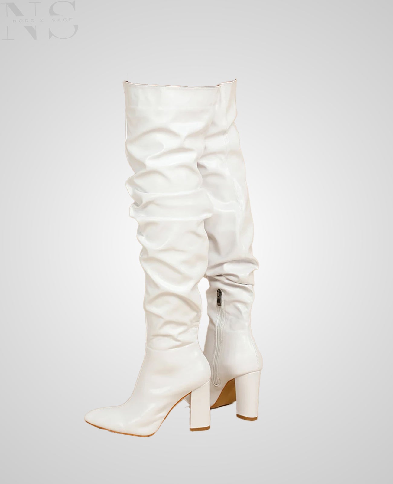 Nord & Sage – Weiße Overknee-Stiefel mit Faltenoptik & Spitzkappe