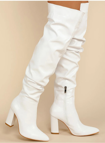 Nord & Sage – Weiße Overknee-Stiefel mit Faltenoptik & Spitzkappe