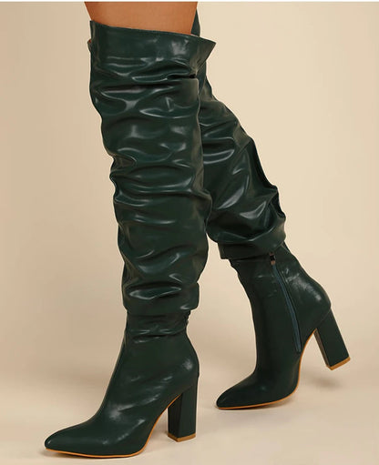 Nord & Sage – Weiße Overknee-Stiefel mit Faltenoptik & Spitzkappe