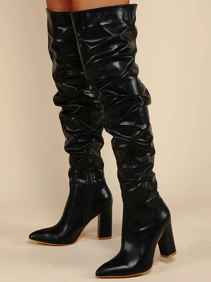 Nord & Sage – Weiße Overknee-Stiefel mit Faltenoptik & Spitzkappe