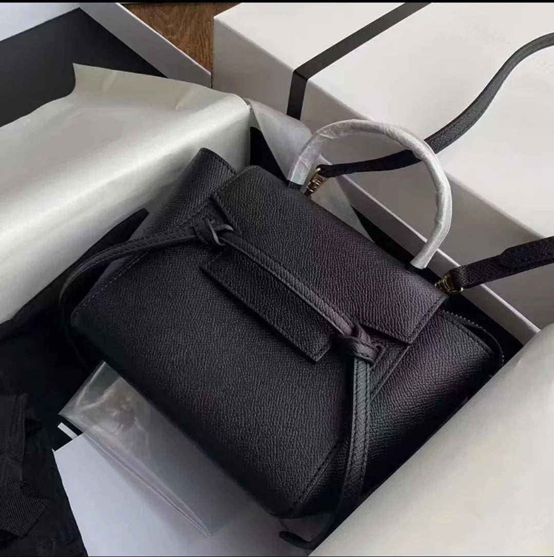 Nord & Sage – Elegante Echtleder Crossbody Handtasche im Shell-Design