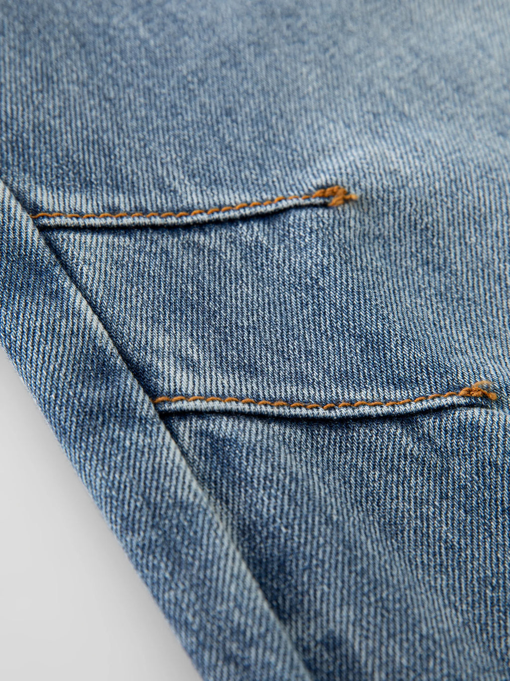 Nord & Sage – Elegante High-Waist Flared Jeans mit Beinverlängerungseffekt (Sommer 2025)