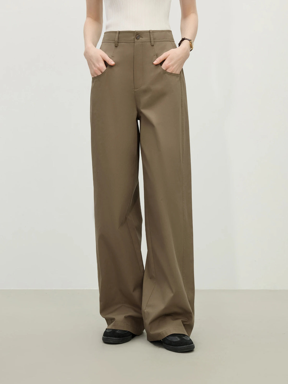 Nord & Sage – Utility-Cargohose mit geradem Bein & Taschen-Details (Frühling 2025)
