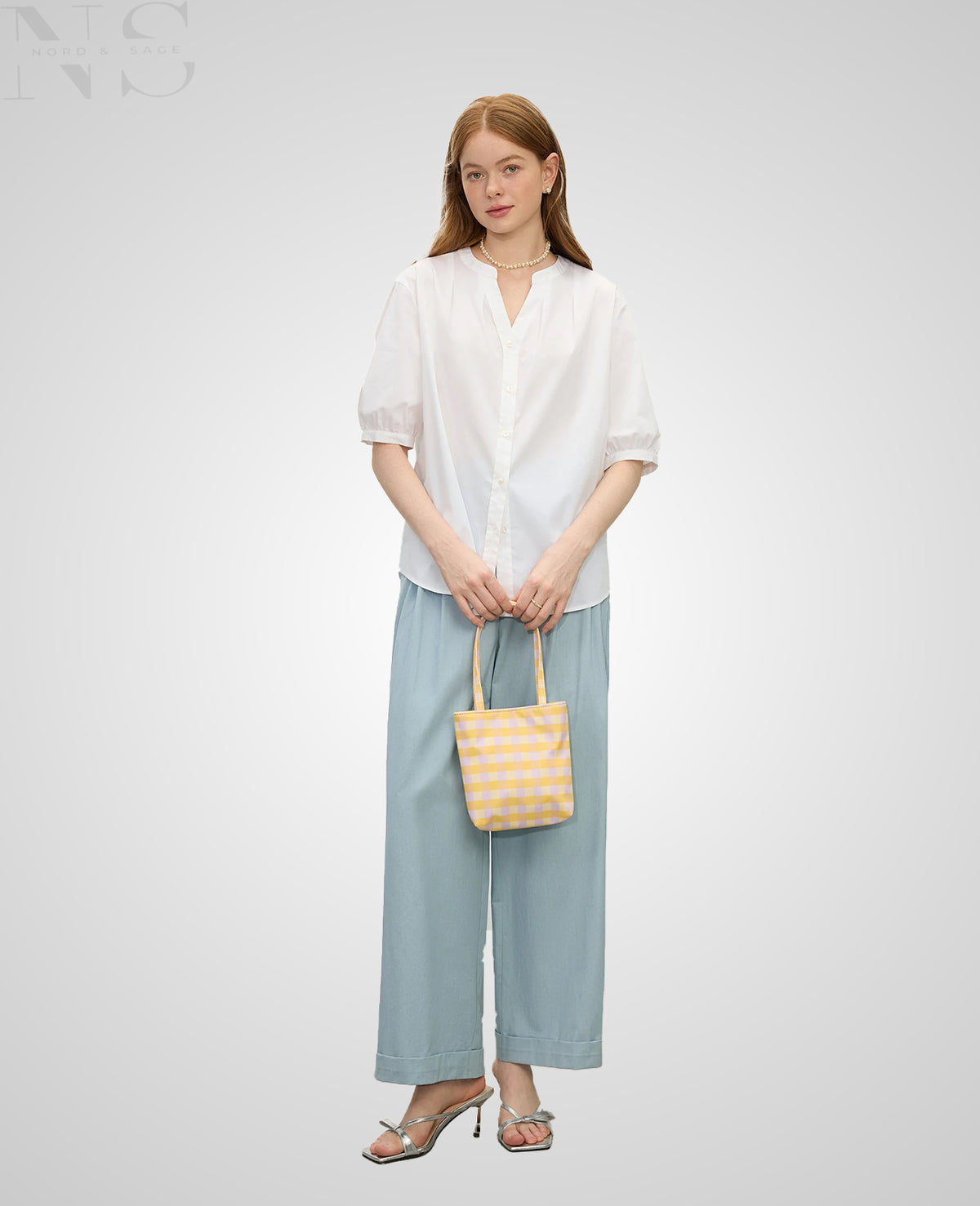 Nord & Sage – Cropped Baumwollhose in Blau mit Falten & hohem Bund (Sommer 2025)