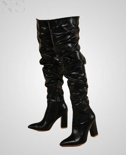 Nord & Sage – Weiße Overknee-Stiefel mit Faltenoptik & Spitzkappe