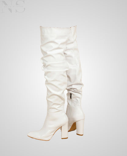 Nord & Sage – Weiße Overknee-Stiefel mit Faltenoptik & Spitzkappe